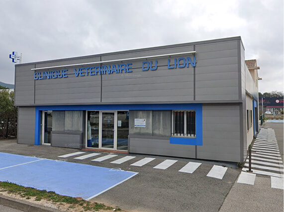 Ext&eacute;rieur de la Clinique v&eacute;t&eacute;rinaire du Lion &agrave; Solli&egrave;s-Pont